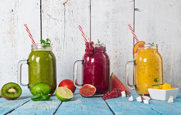 Malzemeli sağlıklı taze meyve suları..