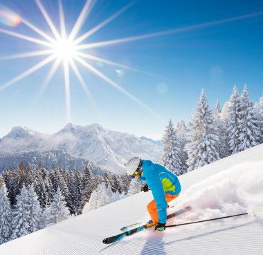 Yüksek dağlarda kayak yapan kayakçı.