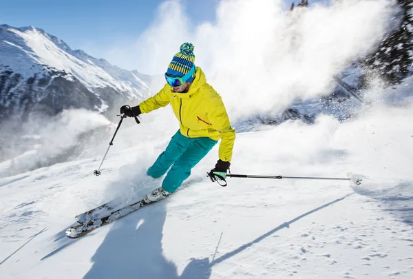 Yüksek dağlarda kayak yapan kayakçı.