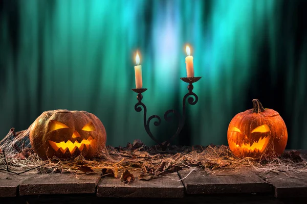 Abóboras de Halloween em pranchas de madeira . — Fotografia de Stock