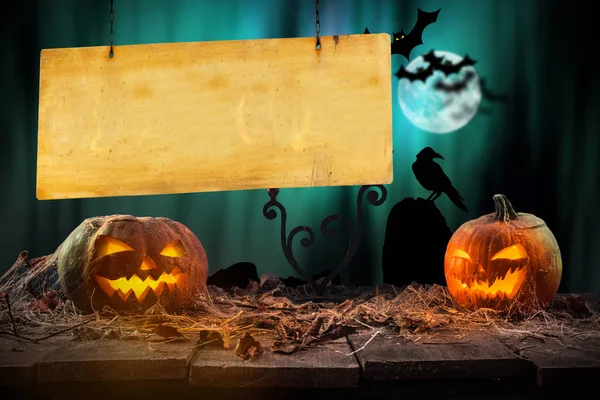 Halloween pumpkins ahşap plakalar üzerinde. — Stok fotoğraf