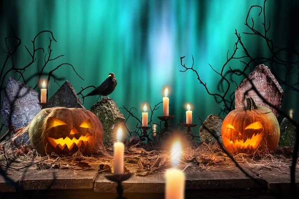 Halloween pompoenen op houten planken. — Stockfoto