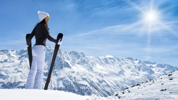 Kayak Ekipmanı ile güzel esmer kadın