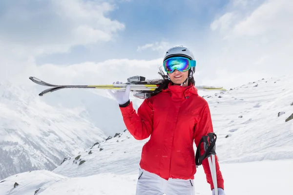 Hermosa mujer morena con esquí — Foto de Stock