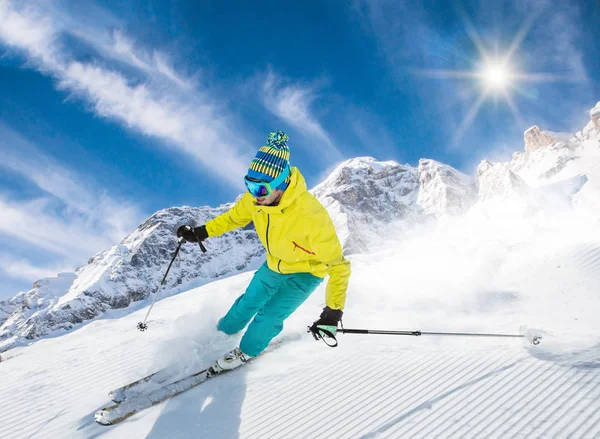 Лижний спуск на лижах у високих горах — стокове фото