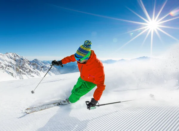 Yüksek dağlarda kayak yapan kayakçı.