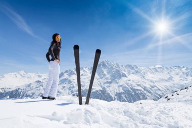 Kayak Ekipmanı ile güzel esmer kadın