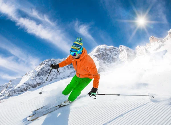 Yüksek dağlarda kayak yapan kayakçı.