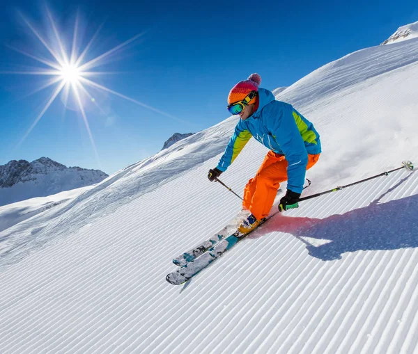 Yüksek dağlarda kayak yapan kayakçı.