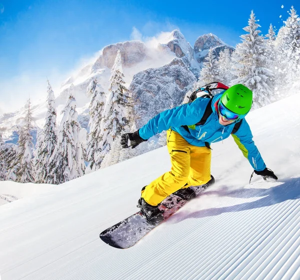 Snowboarder va cuesta abajo en las altas montañas —  Fotos de Stock