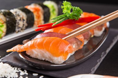 Japon suşi rustik koyu arka plan ayarla.