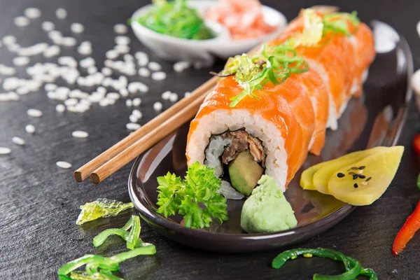 Sushi japonés ambientado sobre un fondo rústico oscuro . —  Fotos de Stock