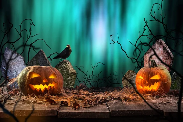 Halloweenpumpor på träplankor. — Stockfoto