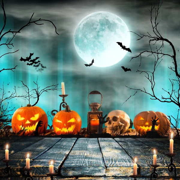 Halloween pumpkins ahşap plakalar üzerinde.