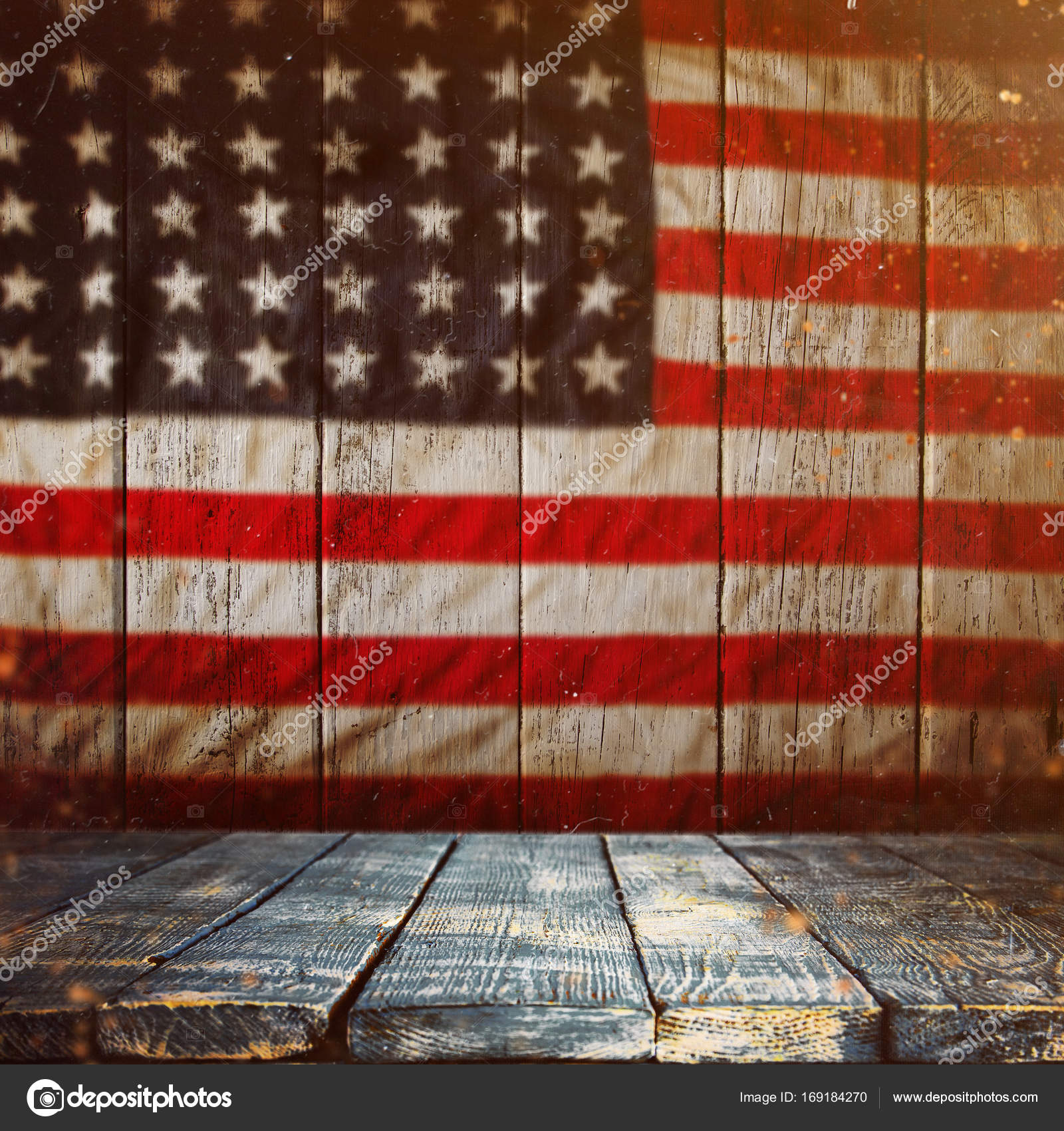Table en bois vide sur fond drapeau américain vintage . — Photo de stock  par ©Kesu01 - 169184270, image size:1600x1700