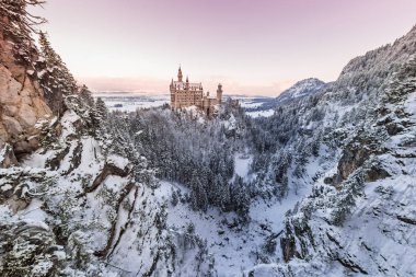 Neuschwanstein Şatosu gündoğumu kış manzara sırasında.