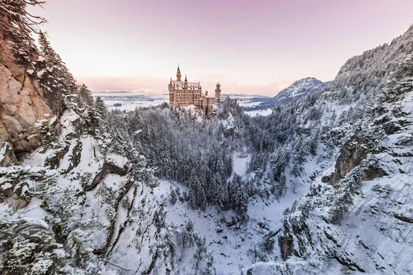Château de Neuschwanstein au lever du soleil dans le paysage hivernal . — Photo