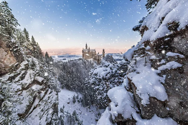 Zámek Neuschwanstein během východu slunce v zimní krajině. — Stock fotografie