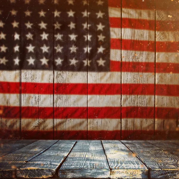 Κενό ξύλινο τραπέζι πάνω εκλεκτής ποιότητας φόντο σημαίας ΗΠΑ. — Φωτογραφία Αρχείου
