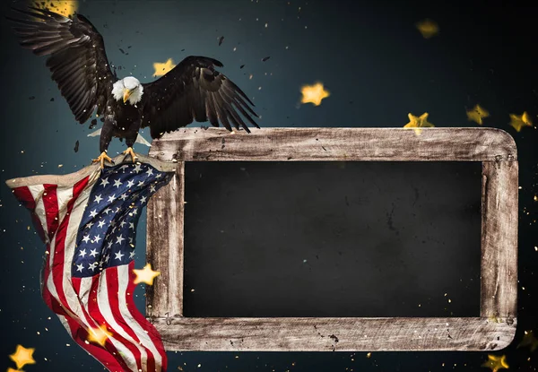 Table en bois vide avec aigle chauve et fond drapeau des États-Unis . — Photo