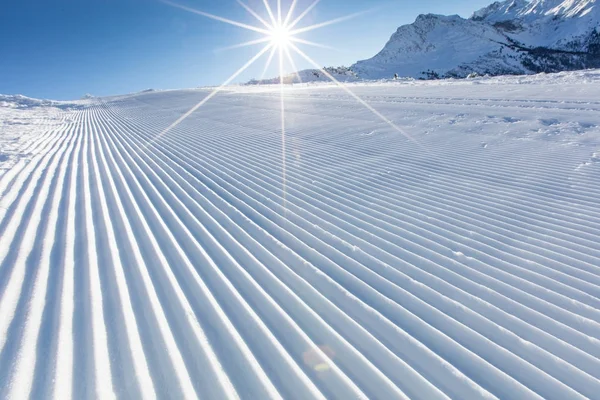 Panorama delle montagne invernali con pista da sci . — Foto Stock