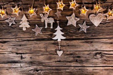 Ahşap arka planda noel süslemesi