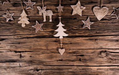 Ahşap arka planda noel süslemesi