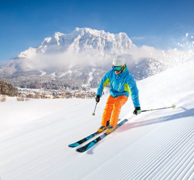 Yüksek dağlarda kayak yapan kayakçı.