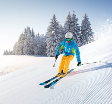 Yüksek dağlarda kayak yapan kayakçı.