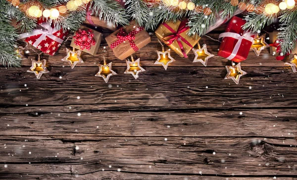 Kerstversiering op houten achtergrond — Stockfoto