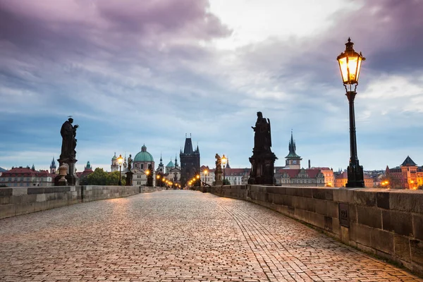 Prágai Károly-híd alatt napkelte. Európában, Cseh Köztársaság. — Stock Fotó