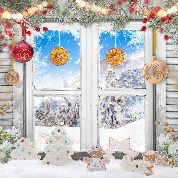 Navidad vieja ventana blanca con decoraciones . — Foto de Stock