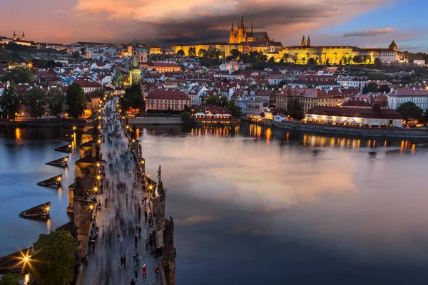 Ponte Charles de Praga durante o nascer do sol. Europa, República Checa . — Fotografia de Stock