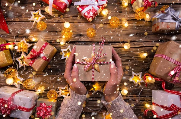 Vista superior de las manos de mujer con caja de regalo. — Foto de Stock