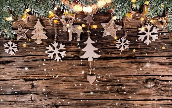 Vánoční dekorace na dřevěném pozadí — Stock fotografie