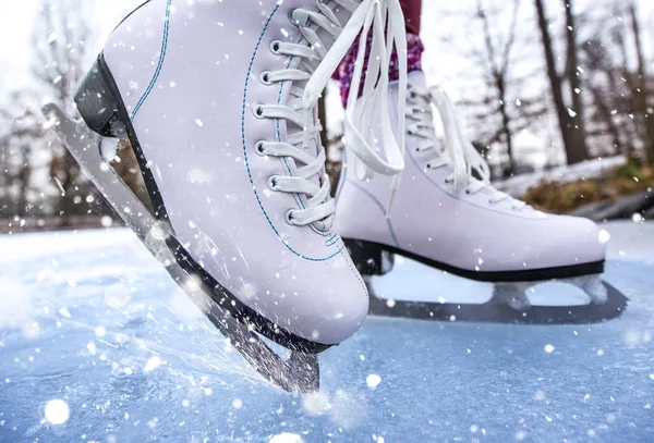 Primer plano de la mujer patinaje sobre hielo en un estanque. — Foto de Stock