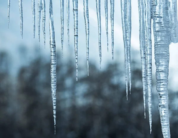 Close-Up van ijspegels op leuning. — Stockfoto
