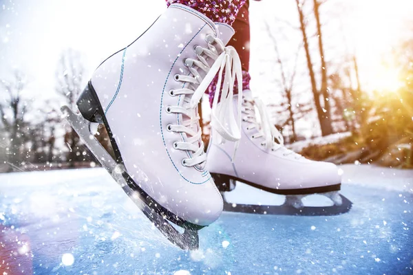 Крупним планом жінка катається на ковзанах на ставку . — стокове фото