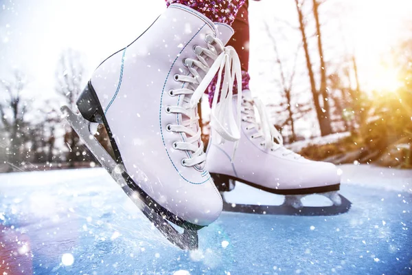 Primer plano de la mujer patinaje sobre hielo en un estanque. — Foto de Stock