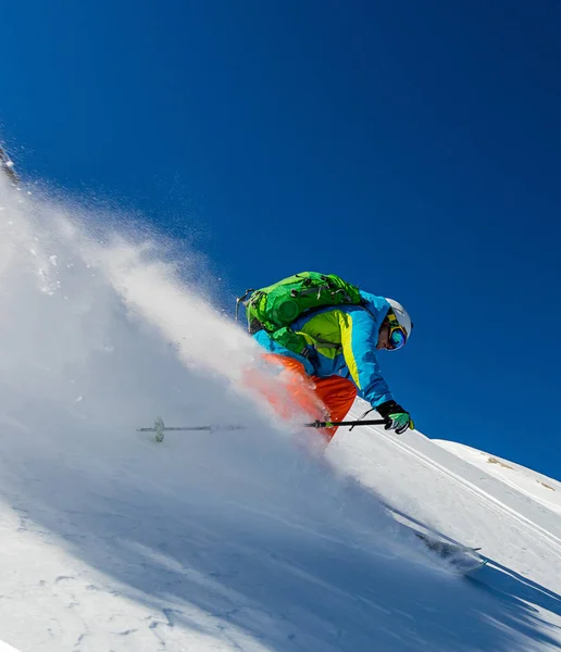 Freeride dans la neige fraîche en poudre . — Photo