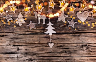 Ahşap arka planda noel süslemesi