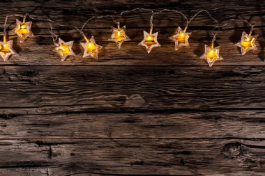 Ahşap arka planda noel süslemesi