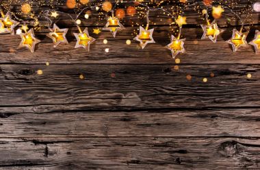 Ahşap arka planda noel süslemesi
