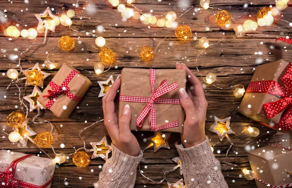 Vista superior de las manos de mujer con caja de regalo. —  Fotos de Stock