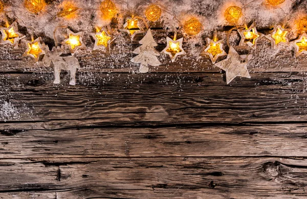 Ahşap arka planda noel süslemesi