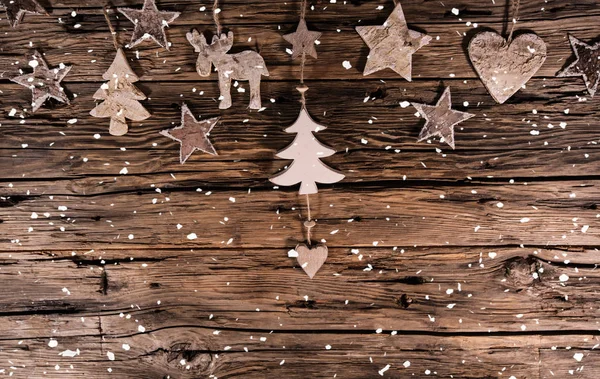 Ahşap arka planda noel süslemesi