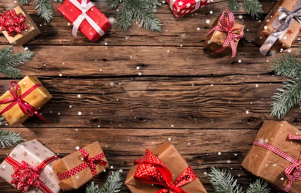 Juldekoration på trä bakgrund. Ovanifrån. — Stockfoto