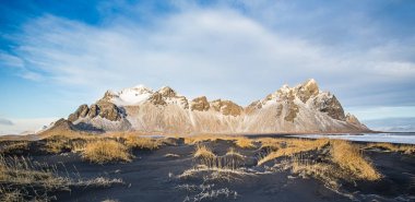 Mavi bir gökyüzü bulutlu, İzlanda ile Vestrahorn Dağları