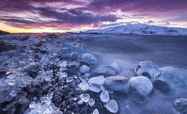 Buzdağları Jokulsarlon buzul göl günbatımı, İzlanda sırasında
