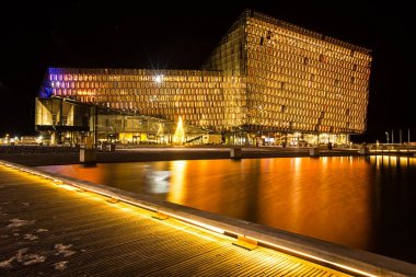 Reykjavik, İzlanda - Kasım 2017: Konser salonu ve konferans merkezi Reykjavik İzlanda üzerinde 25 Kasım 2017